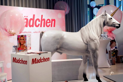 'Mädchen' und 'Jolie' setzen auf Influencer Marketing - Die 'Mädchen'-Lounge mit Einhorn auf der Berliner Fashion Week 2017 (Foto: Vision Media)