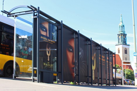 Jost von Brandis begleitet Magnum bei interaktiver Out-of-Home-Kampagne - Wartehalle mit Magnum-Branding (© WallDecaux)