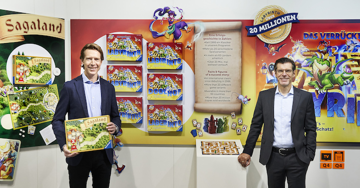 Ravensburger AG: Umsatz springt um über 20 Prozent auf 632 Millionen Euro - Die Ravensburger-Vorstände Clemens Maier (li.) und Hanspeter Mürle freuen sich über ein Umsatz-Plus von über 20 Prozent - Foto: Anja Koehler / Ravensburger