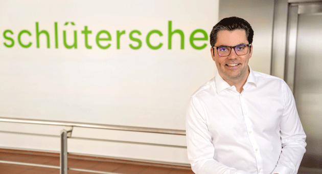 Fachtitel-Fusion bei der Schlüterschen - Marco Weiß von der Schlüterschen blickt freudig in die Zukunft des Medienhauses – Foto: nobilis / Tobias Wölki