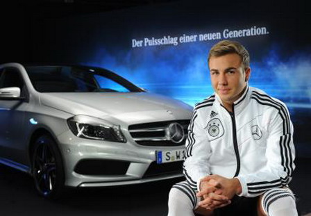Mario Götze und Benedikt Höwedes werben für die Mercedes-Benz A-Klasse -