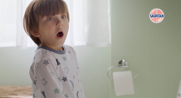 Wenn mal was über den Schüsselrand geht … - Wenn der Lütte an der Schüssel vorbei zielt, ist es - dank Sagrotan - kein Drama - Foto: McCann