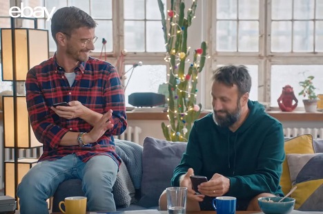 TV-Moderator Joko Winterscheidt sowie der Fotograf Paul Ripke sind die Gesichter der neuen eBay-Weihnachts-Kampagne (Screenshot: Youtube)