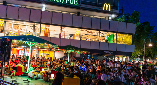 McDonald's lockt 300 Fans zur Pyjama-Watch-Party in Berlin - McDonald's und Jung von Matt Sports verwandelten das Restaurant am Europa-Center für eine nächtliche WM-Watch-Party in eine Sleepover-Location – Foto: JvM