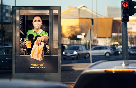 McDonald’s: Erste Arbeit von Scholz & Friends schon live - Scholz & Friends verwandelt 4.000 City Light Poster in ganz Deutschland in McDrive-Fenster - Foto: McDonald´s
