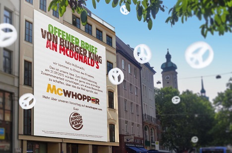 Burger King Corporation macht McDonald’s "Friedensangebot“ - Plakat mit dem 'offenen Brief' sowie Peace-Zeichen aus einem Schaum-Helium-Gemisch, die bis zu 50km weit fliegen können (Foto: Burger King)