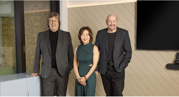 MediaSense erwirbt den Mitbewerber R3 - Der Media-Chef Graham Brown (links) heißt die R3-Gründer Shufen Goh (Mitte) und Greg Paull willkommen - Foto: MediaSense