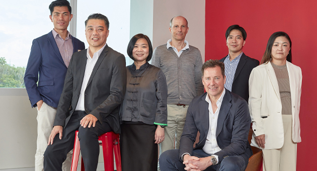 Mediaplus startet in Fernost durch - Mediaplus startet in Singapur mit (v. li.) Jason Tan, Gary Tang, Jessica Toh, Julian Simons, Matthias Brüll, Joseph Lee und Ivy Rushbrook - Foto: Mediaplus/Serviceplan