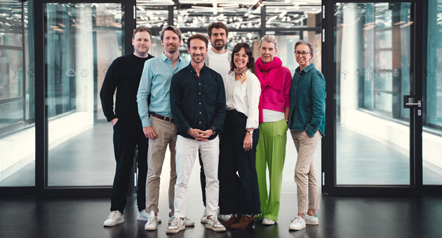Mediaplus bucht sich in Motel One ein - (v.l.) Christopher Wilhelms (Mediaplus Performance), Florian Berger (Mediaplus Performance), Max Brodersen (Motel One), Michael Daubner (Mediaplus International), Victoria Wissmann (Mediaplus International), Susan Schramm (Motel One), Barbara Evans (Mediaplus International) – Foto: Mediaplus