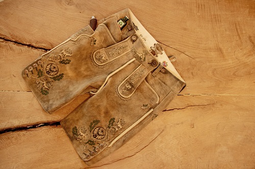 Trachten-Traditionsmarke Meindl kooperiert zum Oktoberfest mit Jägermeister - Meindl und Jägermeister legen eine limitierte Lederhosen-Kollektion zum Oktoberfest auf (Foto: Meindl)