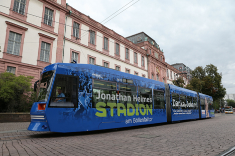 SV Darmstadt 98 spielt ab sofort im Jonathan Heimes-Stadion - Merck hat auch eine Straßenbahn mit dem neuen Stadionnamen und dem Schriftzug "Danke, Johnny!" versehen (Foto: Merck)