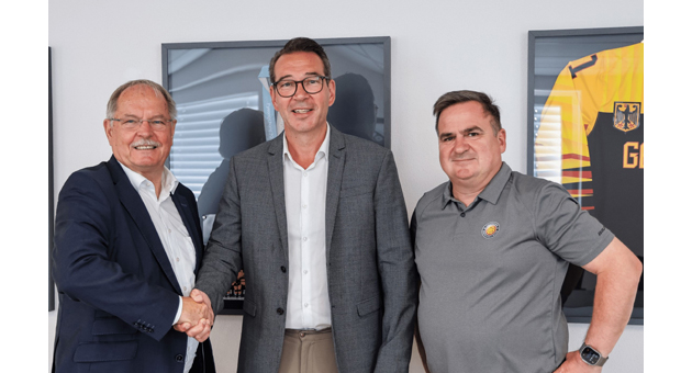Infront Germany bleibt Vermarkter des Deutschen Eishockey-Bundes - Infront-GF Matthias Pietza (Mitte) besiegelt den neuen Vertrag mit DEB-Präsident Dr. Peter Merten Handschlag (links) und DEB-Vize-Präsident Hauke Hasselbring - Foto DEB