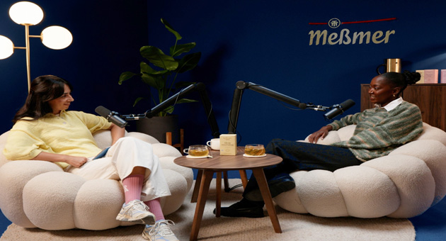 Meßmer stellt mit emotionaler Selfcare-Kampagne neue Produktreihe vor - Neben der Produktreihe Selfcare by Meßmer zählt auch der Videopodcast Tea, Talk & Selfcare mit Hostin Muschda Sherzada (l.) und der Creatorin Carefree Hamuyela zum Kommunikationsmix der neuen Meßmer-Kampagne