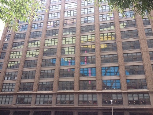 New Yorker Agenturen lassen aus Post-its Kunst entstehen - Havas Worldwide klebte eine riesige Hand an seine Fensterfront (Foto: Merle Strahlendorf)