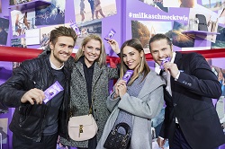 fischerAppelt und D&K präsentieren Milka Wall of Inspiration - V.l.n.r.: Jörn Schlönvoigt, Valentina Pahde, Ann-Kathrin Brömmel und Paul Janke vor der Milka Wall of Inspiration (Foto: Milka)