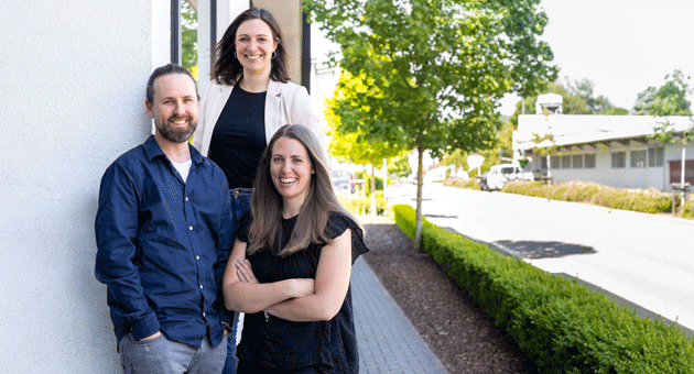 DWFB verkündet Zusammenarbeit mit Hermes Fulfilment - Michael Mücher, Anna Kurth und Theresa Finke stehen Hermes Fulfilment beratend sowie operativ zur Seite (v.l.n.r.) - Foto: DWFB