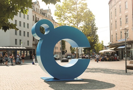 München sucht Agentur für Klimakampagne - Zum Auftakt der Kampagne 2018 wurden fast vier Meter hohe, blaue 'C's in der Münchner Innenstadt installiert (Foto: Red Werbeagentur)
