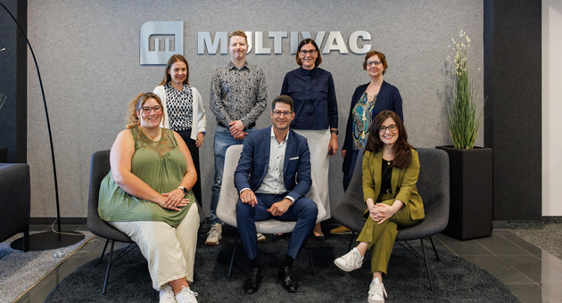 Allison arbeitet für Multivac - Das Kommunikationsteam von Allison und MULTIVAC: stehend (v. li.)Tanja Böck (Multivac), Moritz Brengel (Allison), Heike Schubert (Allison) und Vivian Dadamio (Allison), sitzend (v. li.)Franziska Bolzen (Allison), Philipp Losinger (Multivac), Miryam Abraham (Allison) - Foto: Allison