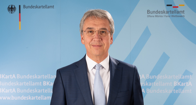Apple unterliegt den GWB-Digitalvorschriften - Andreas Mundt, der Präsident des Bundeskartellamtes, verkündet, dass auch Apple den Digitalvorschriften des § 19a des GWB unterliegt - Foto: Bundeskartellamt / Aschoffotografie