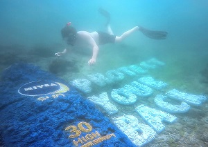 Nivea wirbt fr seine Sonnencreme Unterwasser (Foto: FCB)