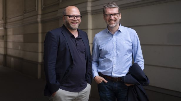 MBO: Interpublic verkauft FCB Deutschland an das Management - Christoph Nann (links) und Michael Carl grüßen als neue FCB-Hamburg-Eigentümer (Foto: FCB Hamburg)