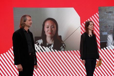 Richard David Precht und Luise Strothmann (taz) berreichten gemeinsam den Egon Erwin Kisch-Preis an Xifan Yang - Foto: Axel Kirchhof
