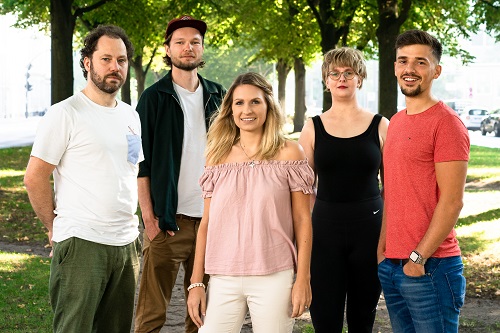 NEONAIL greift mit Elbkind Reply-Kampagne im deutschen Markt an - Betreut wird der Neukunde NEONAIL von Elbkind Reply am Standort Hamburg. Das Team v. l.: Yushu Zopf, Jan Lamprecht, Hanna Denker, Maja Creutzberg, Lion Strauss. Nicht im Bild: Daniel Daglioglu, Lisa-Marie Freuken, Zoe Rudolph. (Foto: Elbkind Reply)