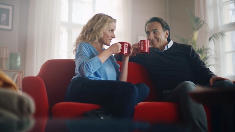 Nescafé holt ikonische Werbefigur zurück - Angelo trinkt wieder Kaffee mit Nescafé (Bild: Nestlé)