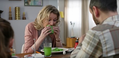 Netto und Jung von Matt tischen Spinat im TV auf - Im Netto-Spot verarbeitet die Mutter den günstigen Spinat im Fast Food (Foto: Screenshot)