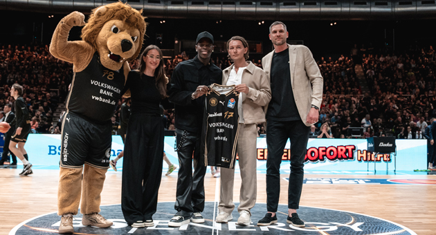 New Yorker wird Premium Partner der Braunschweiger Löwen - v.l.) Lisa Horstmann (Head of Marketing New Yorker), Dennis Schröder (Hauptgesellschafter Löwen), Jonas Gnauck (New Yorker Geschäftsführer) und Nils Mittmann (Löwen Geschäftsführer) – Foto: Christian Schlüter