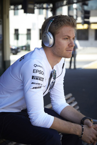 Formel1-Fahrer Nico Rosberg setzt Bose-Kopfhrer auf (Foto: Bose) 