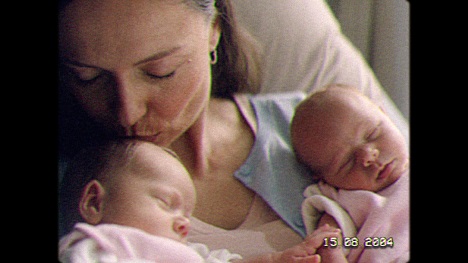Der Kampagnenfilm "Twins" verdeutlicht die lebensrettende Kraft menschlicher Berhrung. - Foto: Beiersdorf