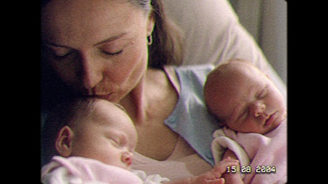 Nivea: Emotionaler Film eröffnet neuen Marken-Purpose - Der Kampagnenfilm "Twins" verdeutlicht die lebensrettende Kraft menschlicher Berührung. - Foto: Beiersdorf