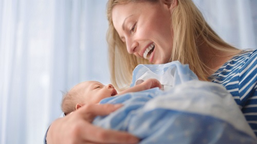 Nivea lsst im neuen TV-Spot ein Ungeborenes eine Geschichte erzhlen (Foto: Beiersdorf)