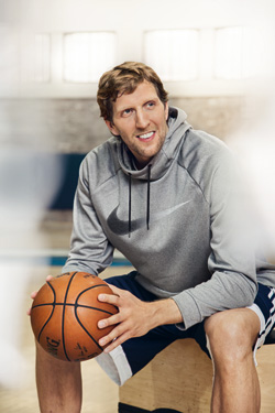 Dirk Nowitzki wird Bauerfeind-Markenbotschafter - Dirk Nowitzki wird im März in der neuen Bauerfeind-Kampagne zu sehen sein (Foto: Bauerfeind)