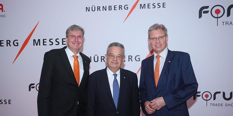 NürnbergMesse meldet neue Umsatz- und Gewinn-Rekorde + kauft in Griechenland hinzu - Die beiden NürnbergMesse-CEOs Peter Oltmann (l) und Dr. Roland Fleck (r) stellen ihren neuen Griechenland-Partner Nikos Choudalakis (Mitte) vor - Foto: NürnbergMesse