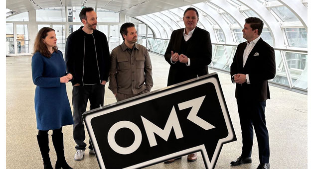 OMR Festival bleibt langfristig in Hamburg - Freuen sich auf die weitere Zusammenarbeit: Melanie Leonhard, Wirtschaftssenatorin, Philipp Westermeyer und Jasper Ramm, Gründer und Geschäftsführer OMR, Carsten Brosda, Senator für Kultur und Medien und Heiko M. Stutzinger, CEO der Hamburg Messe und Congress (v.l.n.r.) - Foto: Behörde für Kultur + Medien