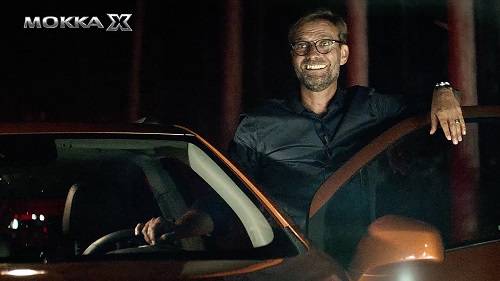 Opel und Scholz & Friends starten zum Mokka X-Launch "größte Kampagne des Jahres" - Der FC Liverpool-Coach Jürgen Klopp sorgt im neuen Opel TV-Flight für Erleuchtung (Foto: Scholz & Friends)