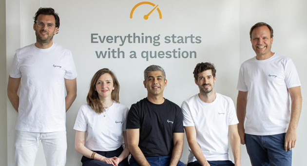 Opinary wird an Affinity verkauft - Freuen sich über den gelungenen Deal: Affinity-CEO Lavin Punjabi (Mitte) und das Opinary-Management (v.l.n.r.) Cornelius und Pia Frey, Torben Brodt und Lothar Krause - Foto: Opinary