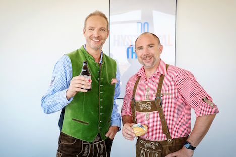  Torsten Oppermann (l.) und Markus Oeller spendieren zur Einfhrung der zustzlichen bayrischen Feiertage ganz nordisch Fischbrtchen und Bier (Foto: Klaus Knuffmann)