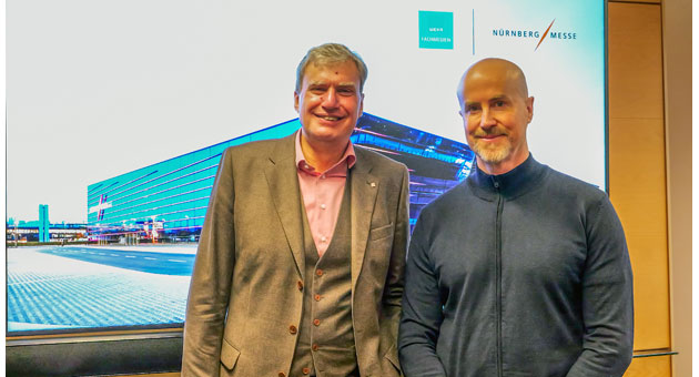 NürnbergMesse hat Übernahme der Weka Fachmedien erfolgreich abgeschlossen - NürnbergMesse-CEO Peter Ottmann (links) und Weka-GF Matthäus Hose freuen sich über den gelungenen M&A-Deal - Foto. Weka Fachmedien