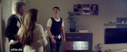 Im neuen Otto-Spot stellt ein Mittdreiiger seinen Eltern eine neue Wohnwand anstelle einer neuen Freundin vor (Foto: Screenshot YouTube/Otto.de)