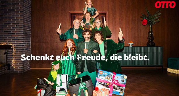 Otto setzt auf nachhaltiges Schenken - Für Otto zählen dieses Weihnachten Spaß und Familie mehr als tonnenweise Geschenke in einer perfekten Weihnachtsstube - Foto: Otto