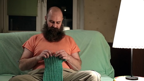 Penny und Serviceplan Campaign schicken humorvolles Danke an Stubenhocker - Penny und Serviceplan Campaign eklären in ihrem neuen Spot Das Gammeln zur gegenwärtigen Königsdisziplin. (Fpto: Screenhot/Youtube)