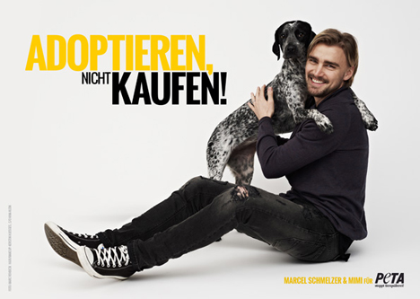 BVB-Verteidiger Marcel Schmelzer wirbt für Tierrechtsorganisation Peta - Im Einsatz für Peta: BVB-Profi Marcel Schmelzer und seine Hündin Mimi (Foto: Peta/©Marc Rehbeck)