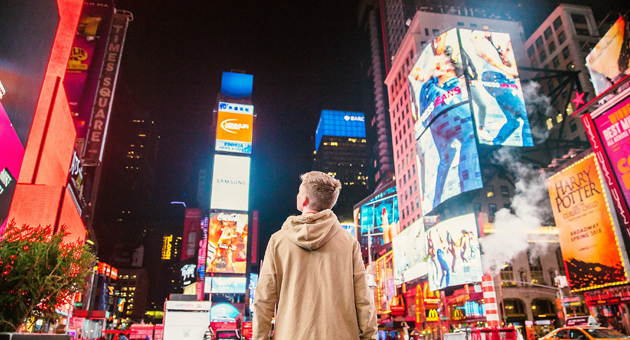 Drohender Handelskrieg bremst den Markt aus - Die Werbewirtschaft setzt auf One-to-One-Medien und digitale Außenwerbung - Foto: Joshua Earle-X on Unsplash