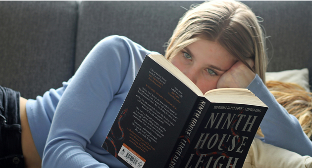 Weitere Steigerung in der Mediennutzung erwartet - Der Bildschirmmüdigkeit der jüngeren Generationen sei Dank erleben gedruckte Bücher ein Comeback - Foto: Elin Melaas on Unsplash