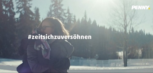Penny und Serviceplan versöhnen 9.000 Menschen mit Kampagne - Penny brachte zu Weihnachten mit einer Flasche Versöhnungswein Menschen zusammen (Foto: Serviceplan)