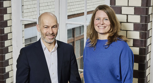Ressourcenmangel bekommt Corporate Communications-Unit - CCO Dr. Christof Biggeleben und Andrea Petzenhammer übernehmen die Bereichsleitung der neugeschaffenen Corporate Communications-Unit (vlnr.) – Foto: Britta Leuermann