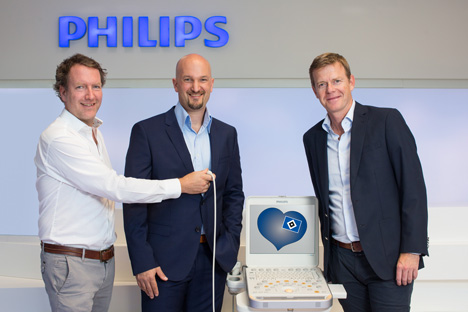 Philips startet als Medizintechnik-Partner beim HSV - Haben alle die Raute im Herzen: PD Dr. Götz Welsch, Leiter UKE-Athleticum und leitender Mannschaftsarzt HSV, Thomas Schönen, Leiter Brand, Communications & Digital bei Philips in D/A/CH und Joachim Hilke, Marketing-Vorstand des Hamburger SV (v.l.n.r.) (Foto: Philips)